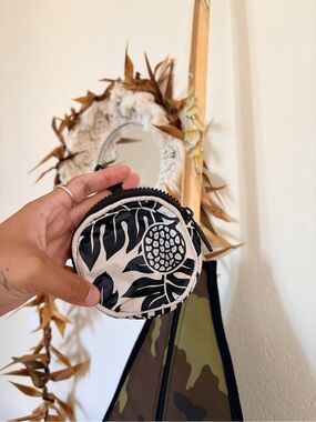 Aloha Collection Black/Cream Floral Coin Pouch